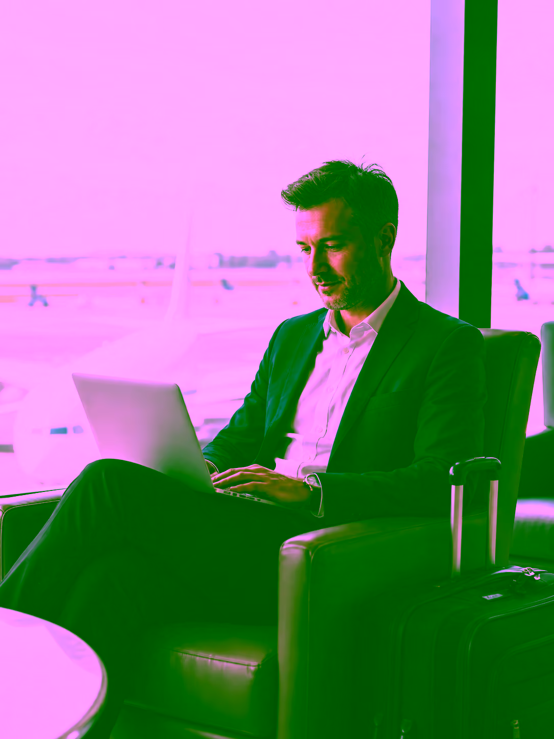 Gestor acompanhando a empresa pelo notebook no aeroporto