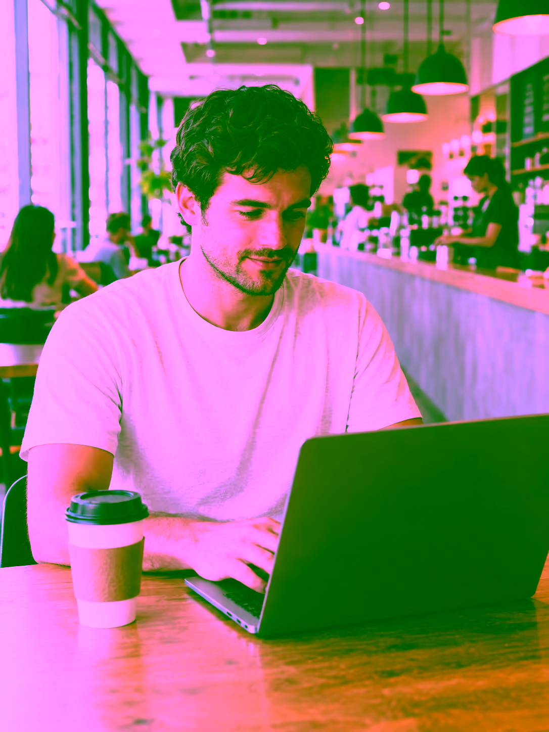 Empresário acompanhando a empresa pelo notebook em uma cafeteria