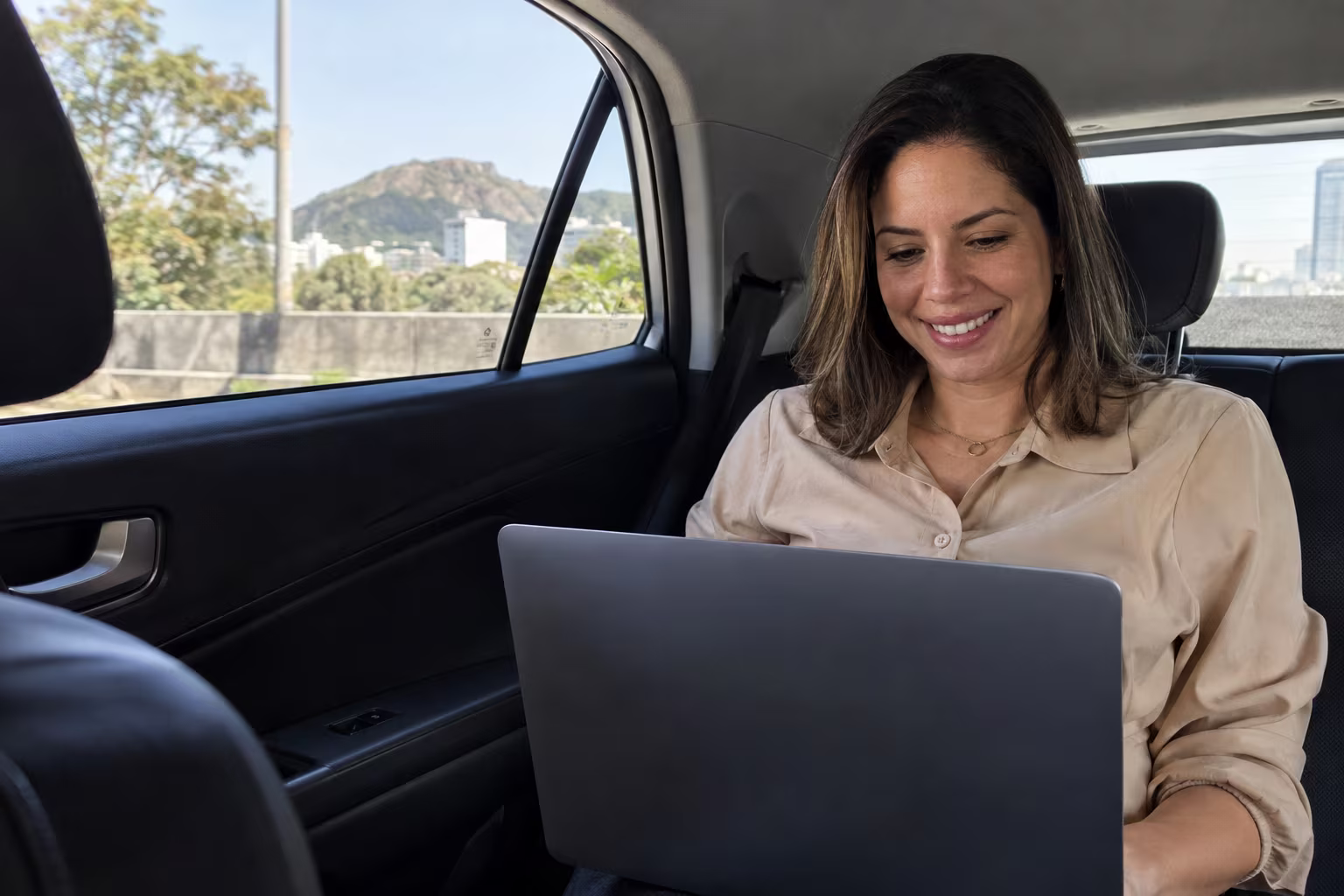Gestora acompanhando a empresa pelo notebook dentro de um carro